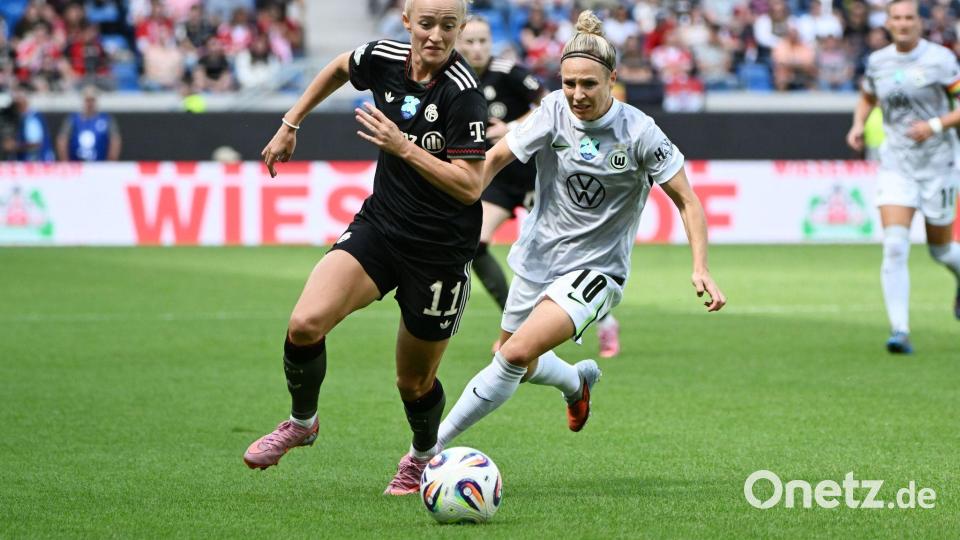 Bayerns Lea Schüller im Duell mit der Wolfsburgerin Svenja Huth. Bild: Uli Deck/dpa