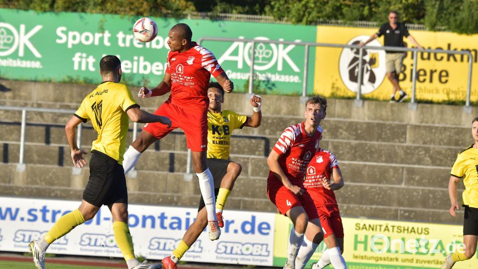 Szene vor dem Inter-Tor: Der FC Amberg und Inter Bergsteig trennten sich im Stadtderby unentschieden 3:3. Bild: Hubert Ziegler
