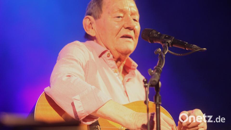 Austropop-Legende Wolfgang Ambros riss bei seinem Konzert in der Schwandorfer Oberpfalzhalle die Fans österreichischer Popmusik von ihren Sitzen – obwohl er selbst die Bühne mit Stöcken als Gehhilfe betrat. Bild: Hirsch