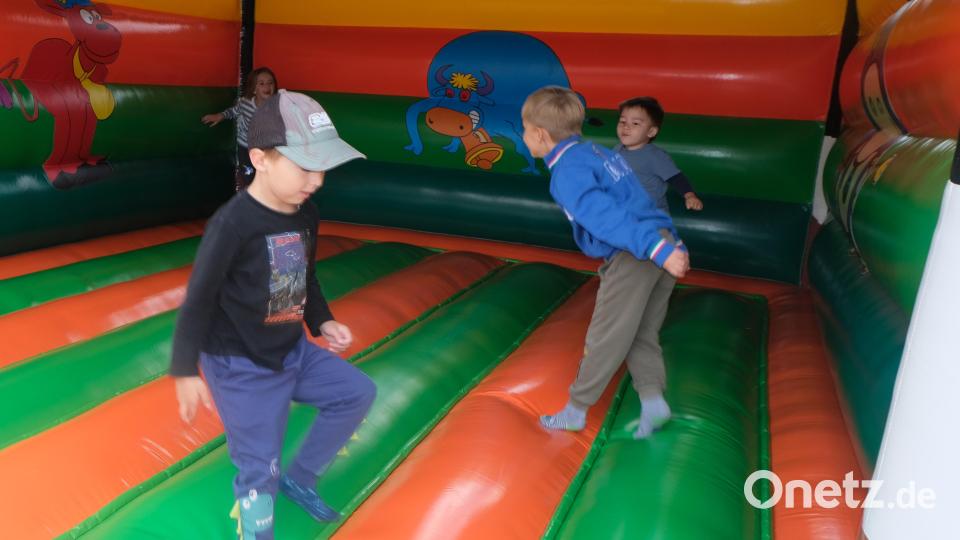 Bild 4) Auch die Kinder hatten auf der Hüpfburg ihren Spaß. Bild: le