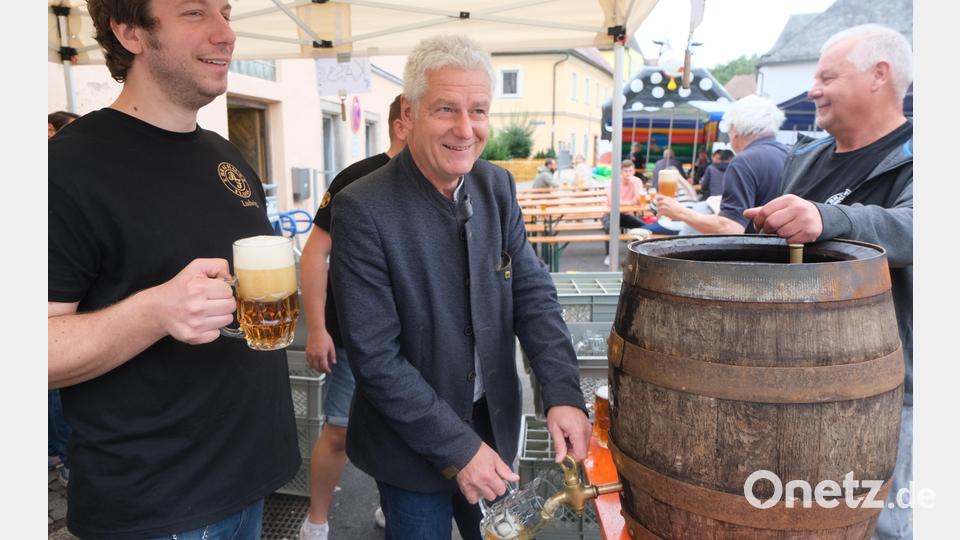 Braumeister Ludwig Koch und Bürgermeister Robert Lindner (von links) zapften das Holzfass an. Bild: le