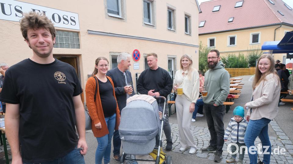Braumeister Ludwig Koch (links) begrüßte als Gastgeber viele Besucher persönlich. Bild: le