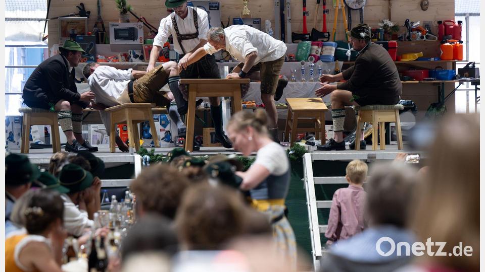 Das Ziel: den Gegner über den Tisch ziehen. Bild: Sven Hoppe/dpa