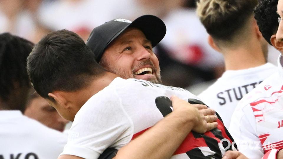 Trainer und Torschütze: Sebastian Hoeneß umarmt Matchwinner Chema Andrés Bild: Marijan Murat/dpa