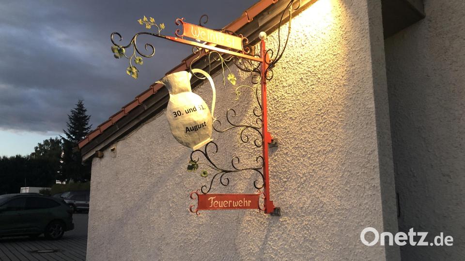 Gefeiert wurde das Weinfest am Samstag und Sonntag am Standort Egerstraße. Der markante Weinkrug mit Aufschrift an der Westseite des Gerätehauses ist längst zur Tradition geworden. Bild: wro