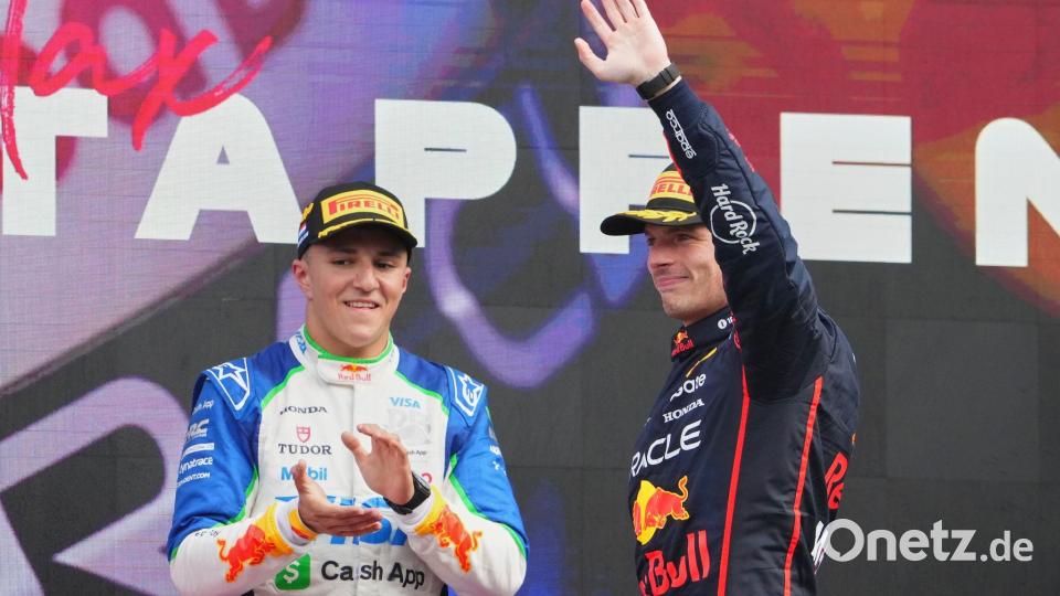 Bald Teamkollegen? Isack Hadjar und Max Verstappen auf dem Podest. Bild: Peter Dejong/AP/dpa