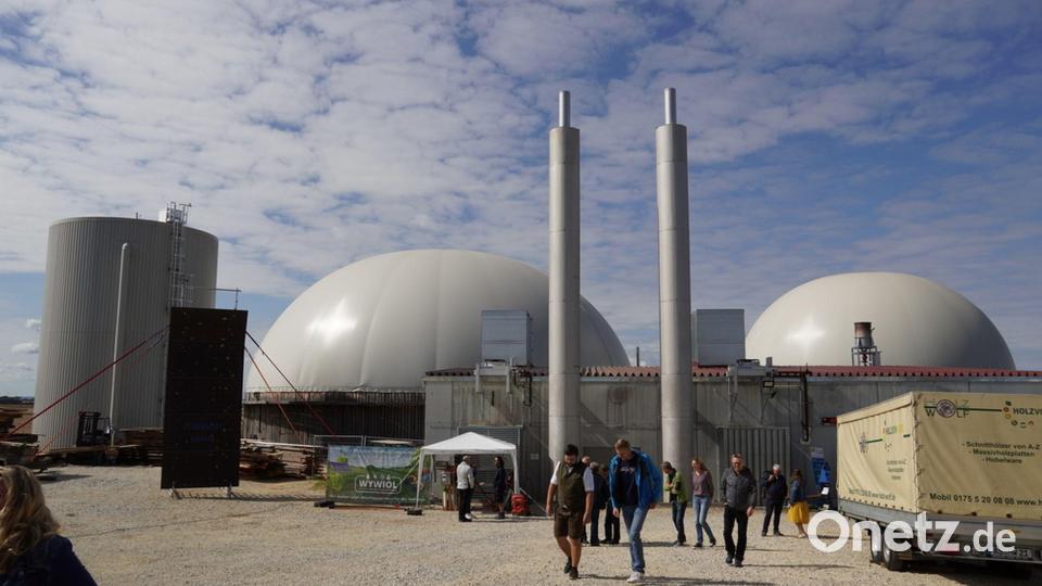 Besichtigung der neuen Biogasanlage: Links der Pufferspeicher, im Vordergrund das Maschinenhaus im Hintergrund die Gärtanks mit dem Biogasspeicher. Bild: Artur Lindner