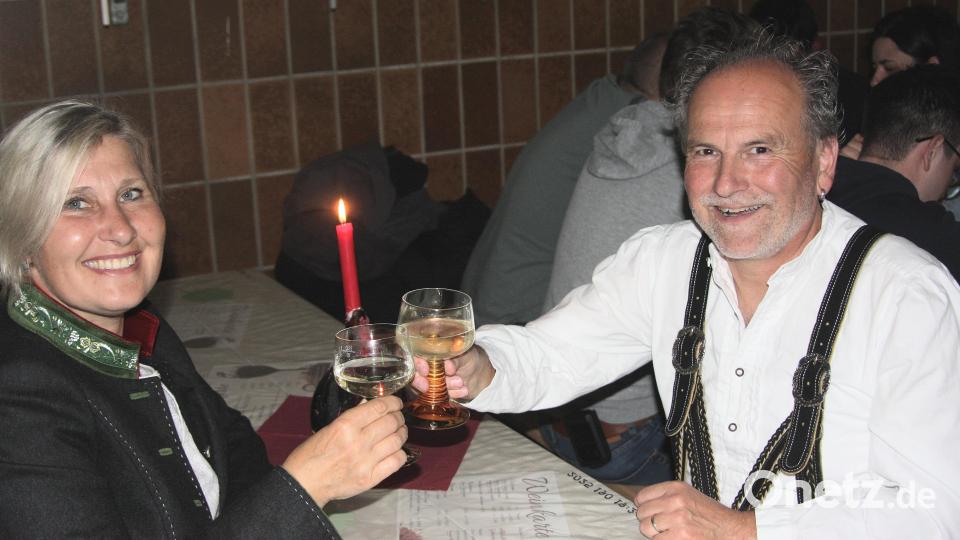Für Karl Georg Haubelt und Gattin Anja gehört das Weinfest der Wiesauer Feuerwehr zum alljährlichen Pflichtprogramm. Bild: wro