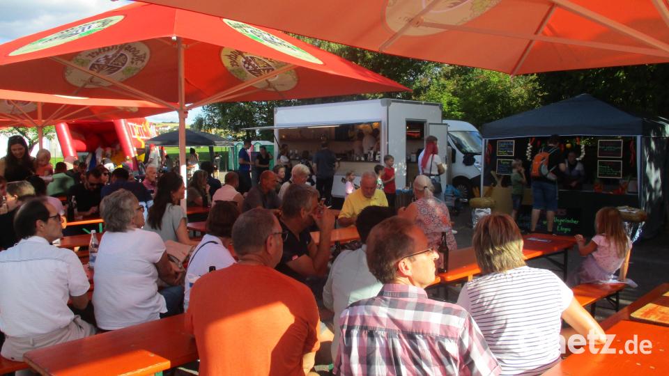 Den Besuchern gefiel sowohl das kulinarische als auch das musikalische Angebot. Bild: bnr