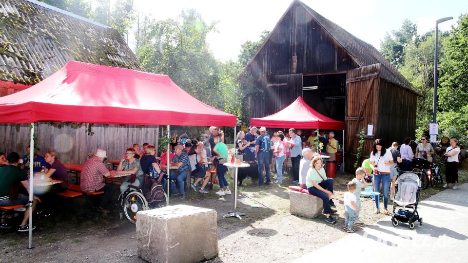 Betrieb und Verweilen an der Staion Dreschstodl am Mantler Weg. Bild: war