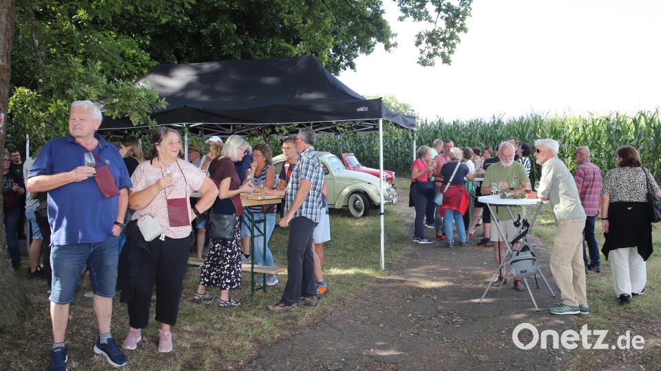 Gute Laune am Treff unter der alten Eiche. Bild: war