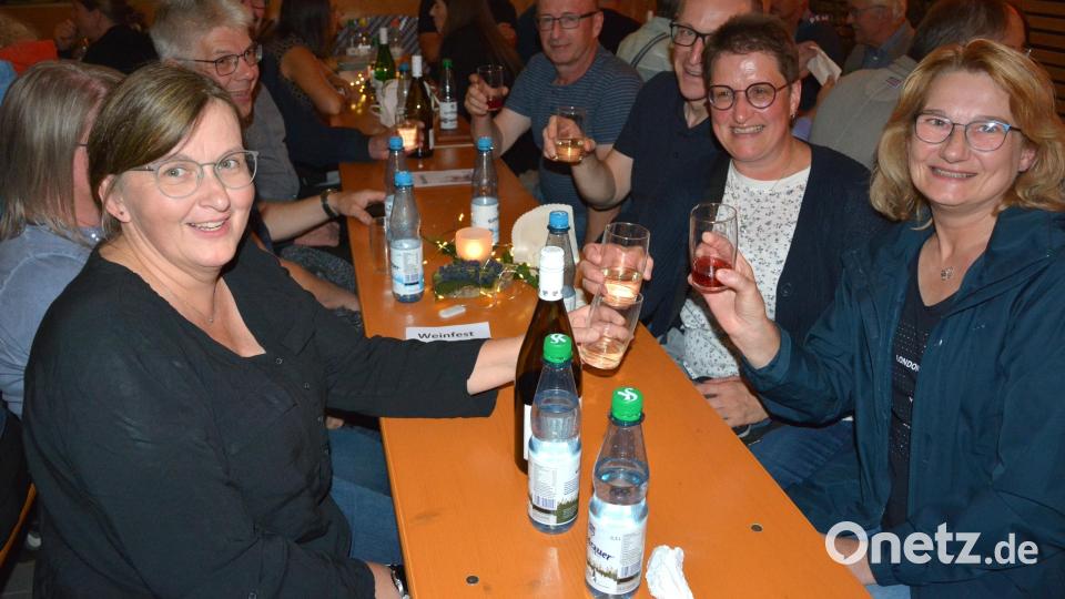 Keine Frage, den Besuchern gefiel der Weinabend des BRK in Bad Neualbenreuth. Bild: jr