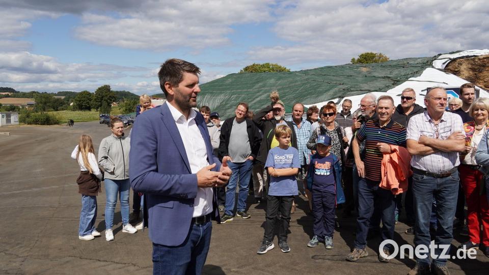 Sebastian Kraus bot Führungen durch die Biogasanlage an, die von den Besuchern rege wahrgenommen wurden. Bild: Artur Lindner