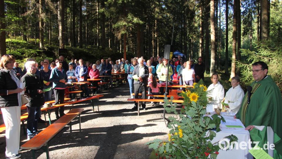 Rund 150 Gläubige waren zum Festgottesdienst an der Blockhütte gekommen. Bild: kro