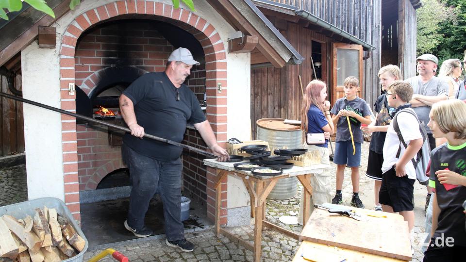 Hochbetrieb am Backofen der Siedler mit Vorsitzenden Uwe Bergler. Bild: war