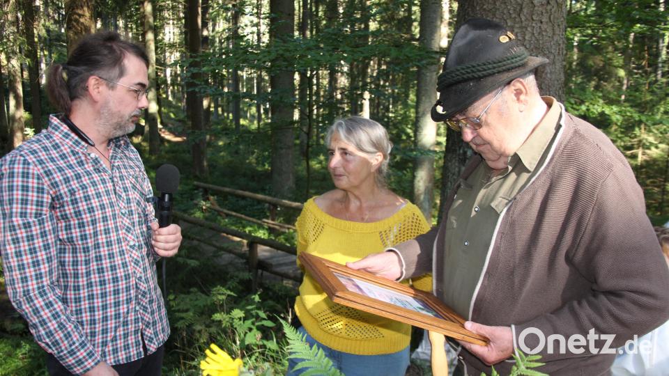 OWV-Vorsitzender Markus Frank (links) ehret Vroni und Martin Jungmann für ihr jahrzehntelanges Engagement um die OWV-Blockhütte. Bild: kro
