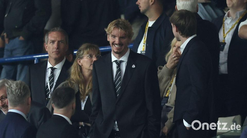Nick Woltemade (m) schaute sich das Spiel seines neuen Clubs Newcastle United auf der Tribüne an. Bild: Nigel French/PA Wire/dpa
