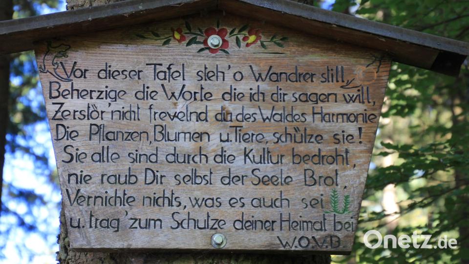 Hinweistafel für Wanderer vor der Blockhütte. Bild: kro