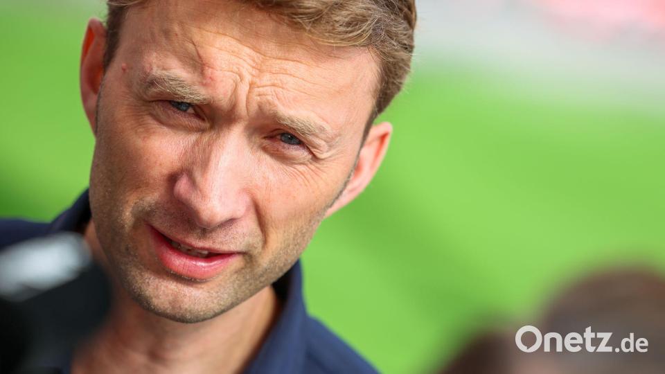Simon Rolfes hat kurz vor Ende der Transferphase weitere Verstärkung für Leverkusen geholt. Bild: Christoph Reichwein/dpa