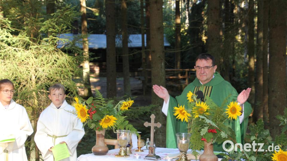 Pfarrer Konrad Amschl zelebrierte zum Auftakt des Waldfestes einen eindrucksvollen Festgottesdienst in Gottes freier Natur. Bild: kro