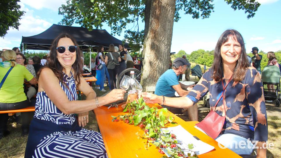 Am „Algunder Weg“ gab es bei der ersten Etzenrichter Weinwanderung gute Laune mit Südtiroler Weinen. Bild: war