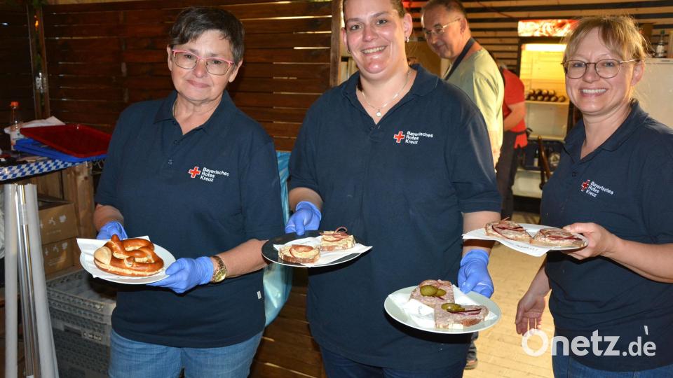 Beim Weinfest: Leckere Brotzeiten, charmant serviert. Bild: jr