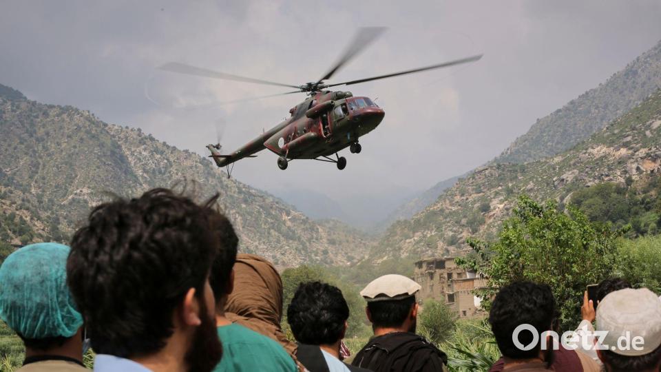 Helikopter sind im Einsatz, um Verletzte aus den Trümmern zu bergen. Bild: Wahidullah Kakar/AP/dpa