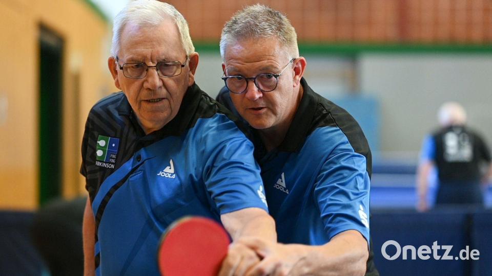 Tischtennis-Training mit Parkinson-Patienten: Sven Hinrichs (r) vom Verein PingPongParkinson in Warsingsfehn. Bild: Lars Penning/dpa