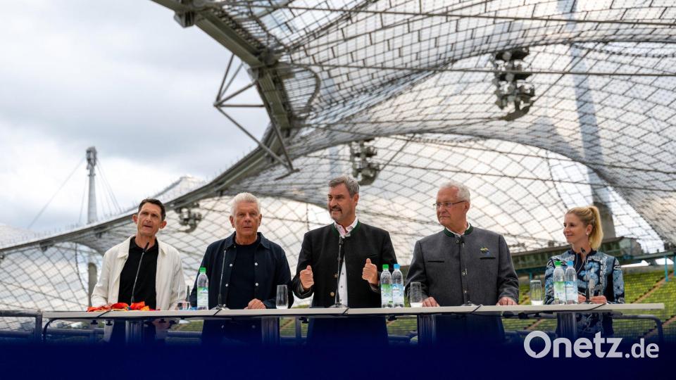 Bayerns Ministerpräsident Markus Söder (CSU, M) und Münchens Oberbürgermeister Dieter Reiter (SPD, 2.v.l.) warben im Olympiastadion für die Bewerbung. Bild: Leonie Asendorpf/dpa