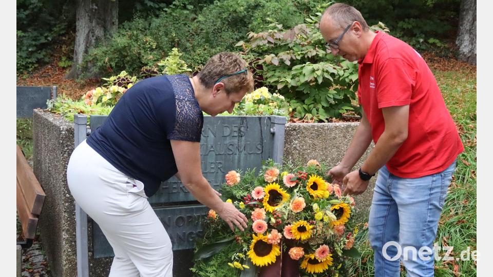 Judith Ohlmann, Betriebsrätin bei der Firma Grammer, und Stephan Winkelmeier, Betriebsrat bei ZF in Auerbach, legten einen Kranz am Mahnmal nieder. Bild: mfh