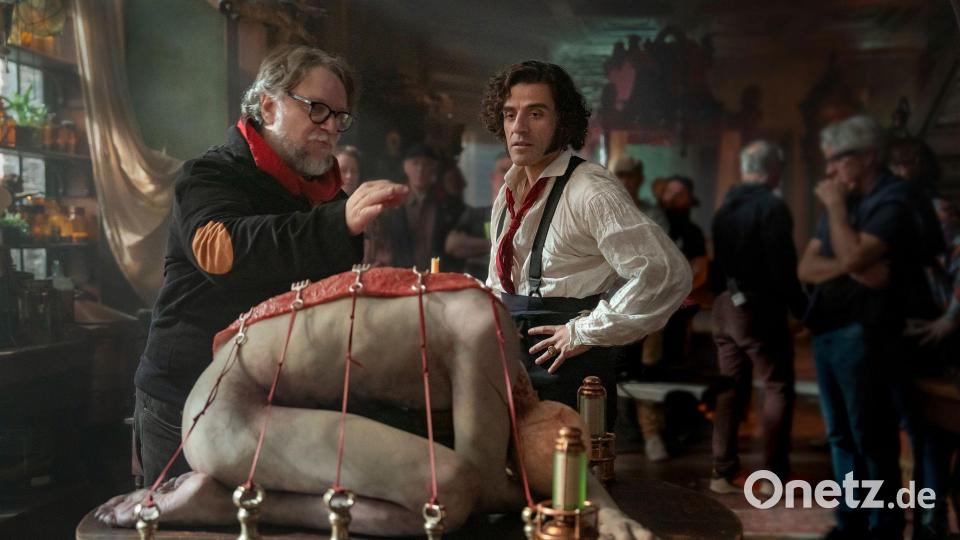 Regisseur Guillermo del Toro und Frankenstein-Darsteller Oscar Isaac in einer Filmszene. Bild: Ken Woroner/Netflix via AP/dpa