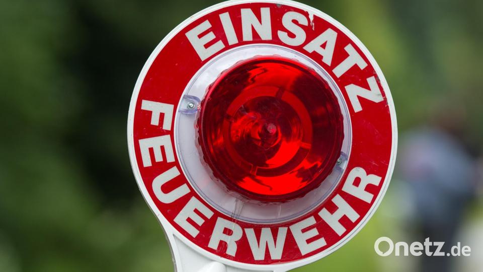 Die Feuerwehr ist im Einsatz. Symbolbild: Armin Weigel/dpa
