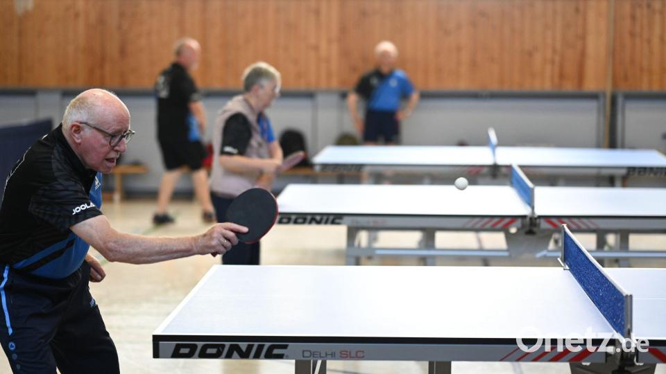 Der Parkinson-Patient Erwin Zimmermann beim Tischtennis. Bild: Lars Penning/dpa
