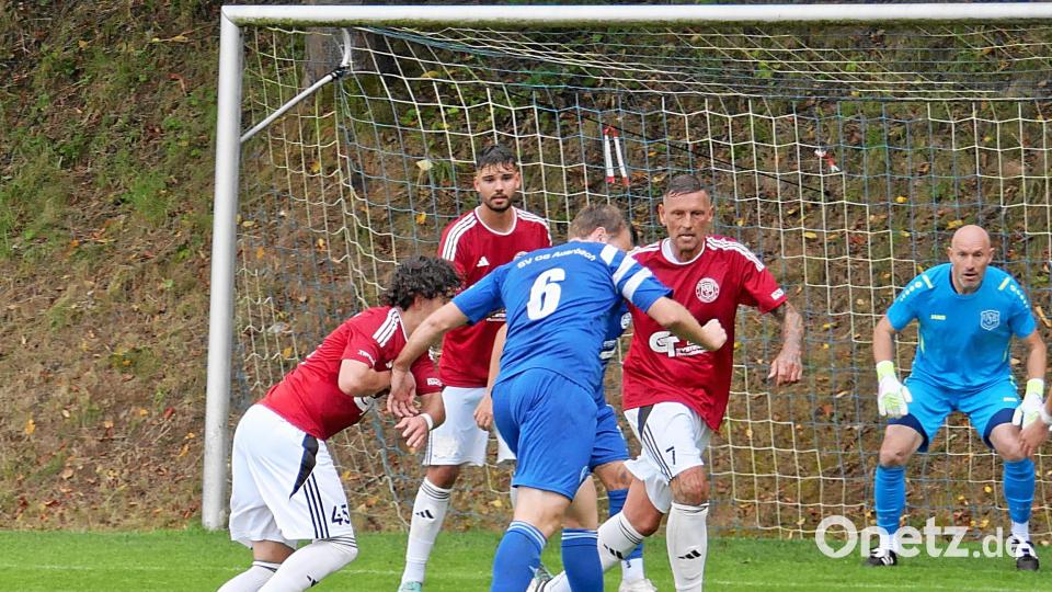 Das Comeback von Andreas Scheler (Nummer 7) als Spieler des VfB Rothenstadt (rote Trikots) in der Partie gegen den SV 08 Auerbach. Bild: Rainer Rosenau