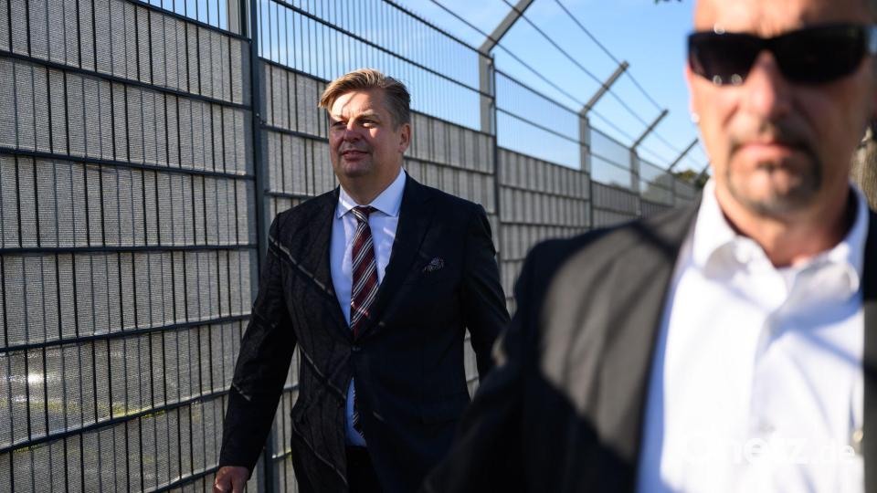 Der Bundestagsabgeordnete Maximilian Krah (AfD) sagte im Prozess gegen seinen ehemaligen Mitarbeiter als Zeuge aus. Bild: Robert Michael/dpa