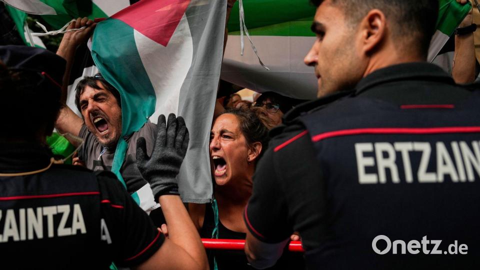 Seit Tagen nutzen die Demonstranten die Vuelta für ihre Proteste. Bild: Miguel Oses/AP/dpa