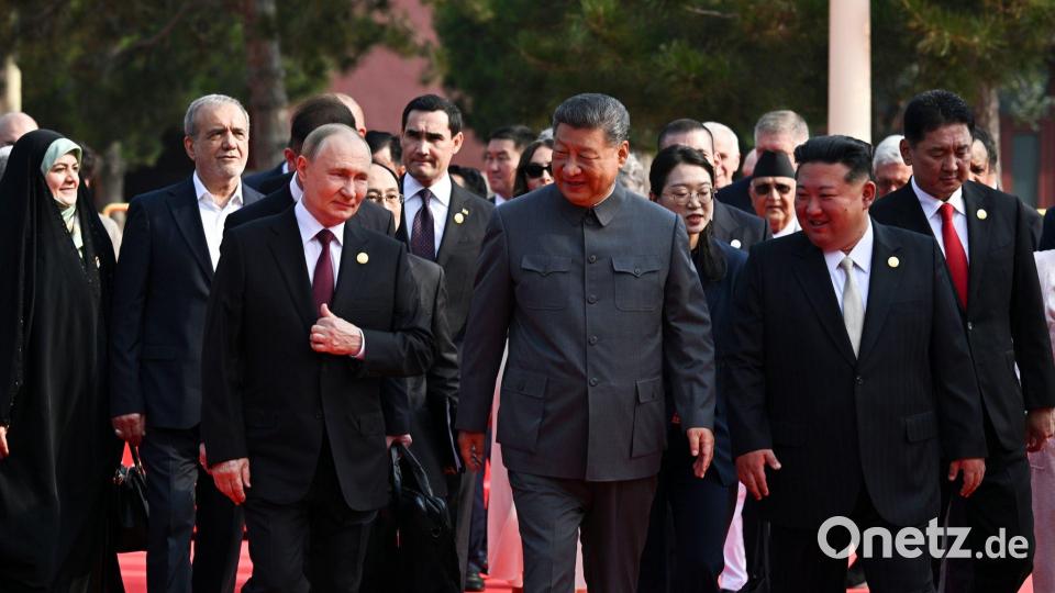 Der russische Präsident Wladimir Putin, der chinesische Präsident Xi Jinping und der nordkoreanische Machthaber Kim Jong Un kommen zu einer Militärparade anlässlich des 80. Jahrestages der Kapitulation Japans im Zweiten Weltkrieg. Bild: Sergei Bobylev/Pool Sputnik Kremlin/dpa
