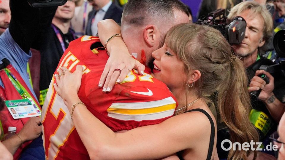 Kelce und Swift - die Verlobung der beiden Stars bringt der NFL anhaltende Aufmerksamkeit bei ungewohnten Zielgruppen. Bild: John Locher/AP/dpa