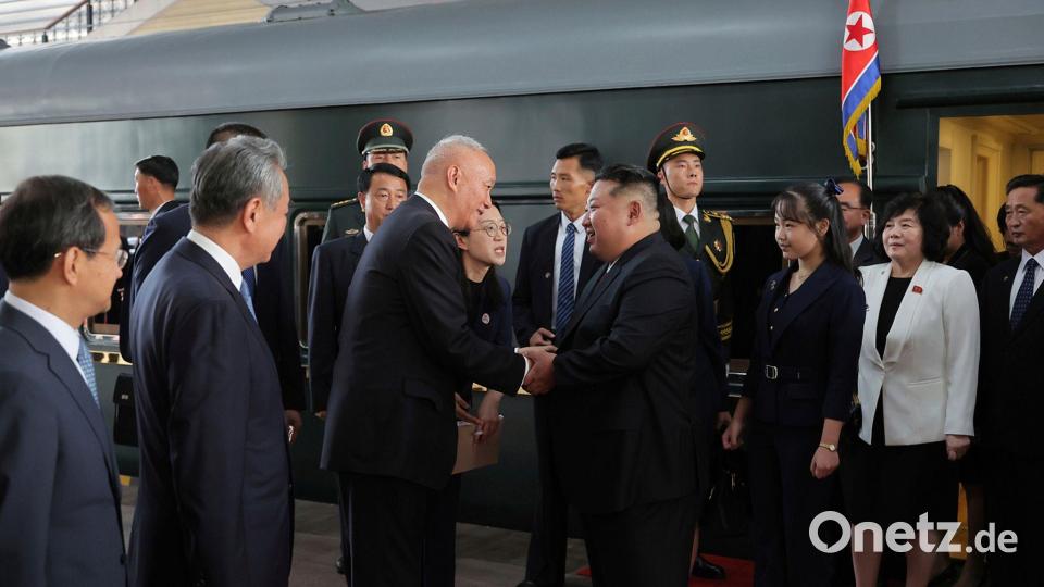 Nordkoreas Machthaber Kim Jong Un reiste erstmals mit seiner Tochter ins Ausland. Bild: Uncredited/KCNA via KNS/AP/dpa