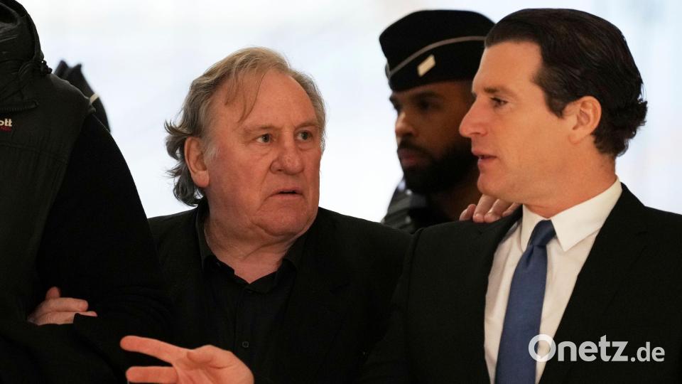 Depardieus Anwalt Jérémie Assous (rechts) kritisiert „unrichtige“ Elemente in den Ermittlungen und stellt die Persönlichkeit der Klägerin infrage. (Archivbild) Bild: Aurelien Morissard/AP/dpa