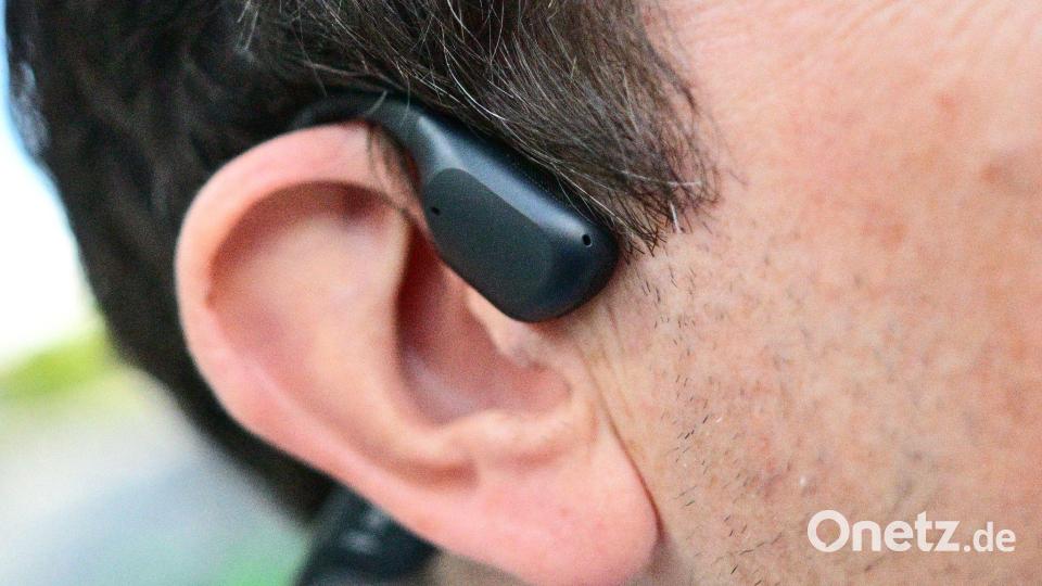 Die Läuferinnen und Läufer können mit Open-Ear-Kopfhörern trotz Musik im Ohr Umgebungsgeräusche wahrnehmen. (Symbolbild) Bild: Sebastian Christoph Gollnow/dpa