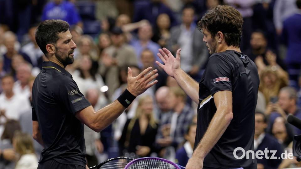 Novak Djokovic zog mit seinem Sieg gegen Taylor Fritz ins Halbfinale der US Open ein. Bild: Adam Hunger/AP/dpa