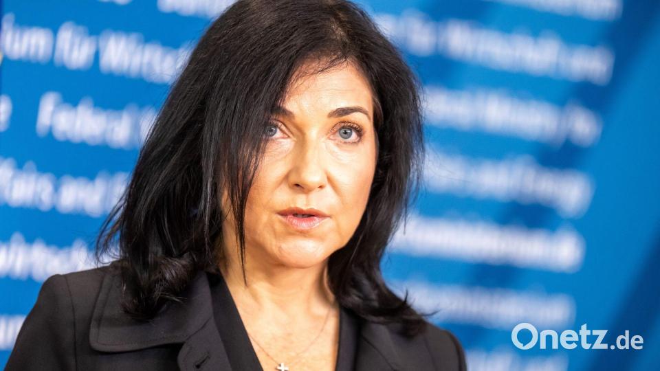 Die Wirtschaftsministerin spricht von guten Nachrichten. Bild: Michael Kappeler/dpa