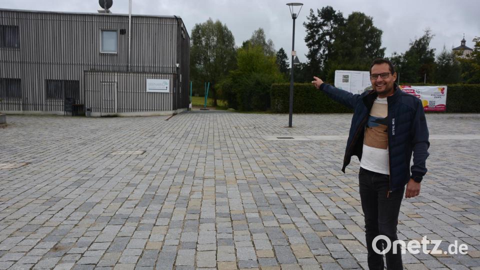 In diese Richtung werden die Läuferinnen und Läufer geschickt, die am Freitag, 12. September, am ersten Fischhoflauf teilnehmen. Organisationschef Christian Wotruba zeigt die Richtung an. Bild: jr