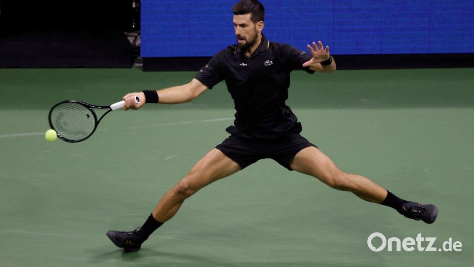 Novak Djokovic kämpfte sich mit einem Sieg gegen Taylor Fritz ins Halbfinale der US Open. Bild: Adam Hunger/AP/dpa