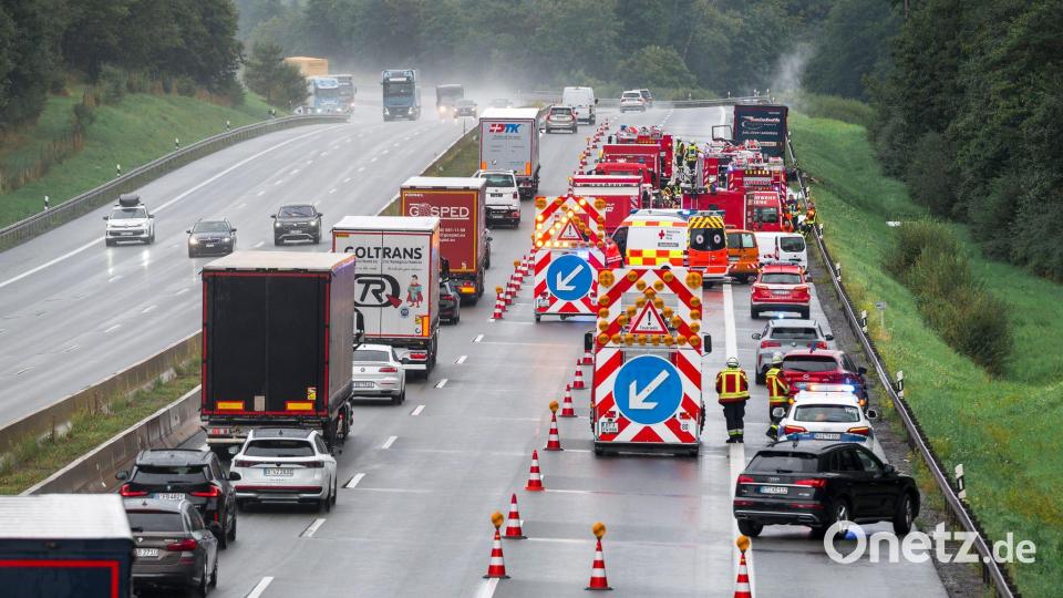 Wegen dichtem Rauch war auch die andere Fahrbahn zwischenzeitlich betroffen. Bild: Daniel Vogl/dpa