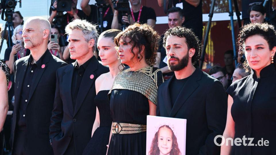 Joaquin Phoenix und Rooney Mara mit einem Teil des Filmteams und einem Foto von Hind Rajab auf dem roten Teppich. Bild: Mickael Chavet/ZUMA Press Wire/dpa