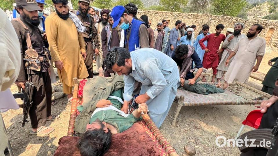 Einige Einheimische eilten nach dem Erdbeben in den Provinzen Kunar und Nangarhar zu Hilfe und versuchen noch immer, Tote und Verletzte aus den Trümmern zu bergen. Es sei offensichtlich, dass noch weitere Menschen unter den Trümmern verschüttet sind. Aus einigen Dörfern wird laut Shelter Now berichtet, dass alle Häuser vollständig zerstört wurden. Bild: Shelter Now
