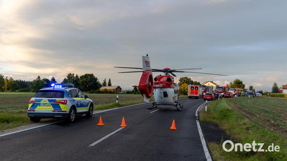 Ein schwerer Verkehrsunfall auf der St 2168 bei Kemnath forderte ein Todesopfer. Bild: Roland Wellenhoefer