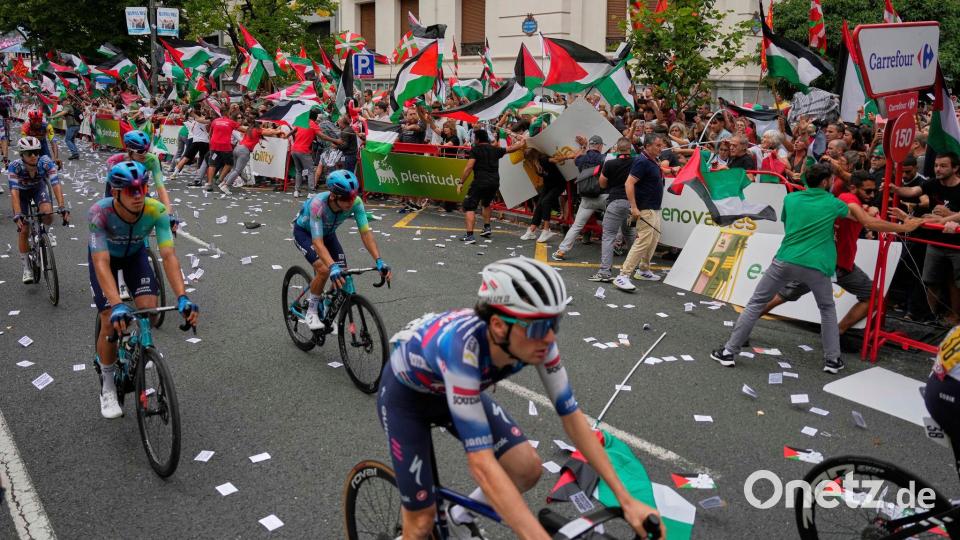 Demonstranten mit palästinensischen Fahnen sorgen bei der Vuelta für chaotische Zustände. Bild: Miguel Oses/AP/dpa